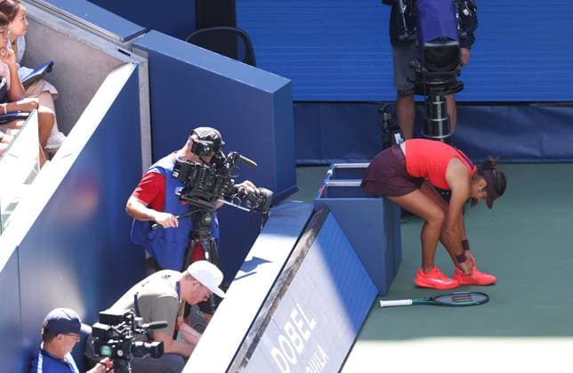 Emma Raducanu of GBR ties her shoe court side 2025 US Open, Day Four, USTA Billie Jean King National Tennis Center, New York, USA - 27 Aug 2025New York USTA Billie Jean King National T New York (NY) United States of America  Copyright: xEllaxLing Shutterstockx 15457573s