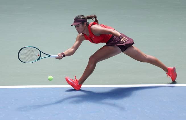 Emma Raducanu of GBR in action 2025 US Open, Day Four, USTA Billie Jean King National Tennis Center, New York, USA - 27 Aug 2025New York USTA Billie Jean King National T New York (NY) United States of America  Copyright: xEllaxLing Shutterstockx 15457573l