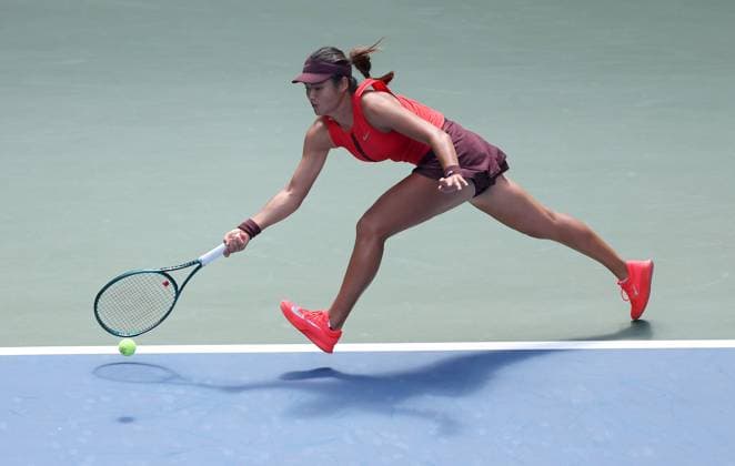 Emma Raducanu of GBR in action 2025 US Open, Day Four, USTA Billie Jean King National Tennis Center, New York, USA - 27 Aug 2025New York USTA Billie Jean King National T New York (NY) United States of America  Copyright: xEllaxLing Shutterstockx 15457573j