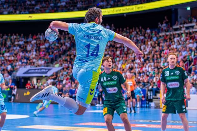 Teitur Einarsson (VfL Gummersbach, Nr. 14) (v.l.), TSV Hannover-Burgdorf (grün) gegen VfL Gummersbach (hellblau) am 1. Spieltag der Saison 2025 2026 in der DAIKIN Handball-Bundesliga (27.08.2025, ZAG Arena (Hannover, GER), Copyright: xJanxGuentherx xTSVxHannover-Burgdorfx