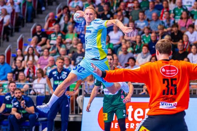 Tilen Kodrin (VfL Gummersbach, Nr. 5) (v.l.), TSV Hannover-Burgdorf (grün) gegen VfL Gummersbach (hellblau) am 1. Spieltag der Saison 2025 2026 in der DAIKIN Handball-Bundesliga (27.08.2025, ZAG Arena (Hannover, GER), Copyright: xJanxGuentherx xTSVxHannover-Burgdorfx