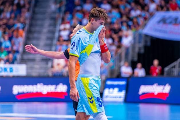 Julian Köster (VfL Gummersbach, Nr. 7) (v.l.), TSV Hannover-Burgdorf (grün) gegen VfL Gummersbach (hellblau) am 1. Spieltag der Saison 2025 2026 in der DAIKIN Handball-Bundesliga (27.08.2025, ZAG Arena (Hannover, GER), Copyright: xJanxGuentherx xTSVxHannover-Burgdorfx