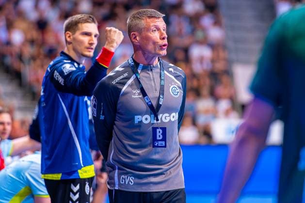 Gudjon Valur Sigurdsson (VfL Gummersbach, Trainer) (v.l.), TSV Hannover-Burgdorf (grün) gegen VfL Gummersbach (hellblau) am 1. Spieltag der Saison 2025 2026 in der DAIKIN Handball-Bundesliga (27.08.2025, ZAG Arena (Hannover, GER), Copyright: xJanxGuentherx xTSVxHannover-Burgdorfx