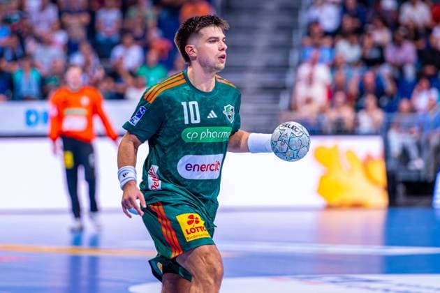 Renars Uscins (TSV Hannover-Burgdorf, Nr. 10) (v.l.), TSV Hannover-Burgdorf (grün) gegen VfL Gummersbach (hellblau) am 1. Spieltag der Saison 2025 2026 in der DAIKIN Handball-Bundesliga (27.08.2025, ZAG Arena (Hannover, GER), Copyright: xJanxGuentherx xTSVxHannover-Burgdorfx