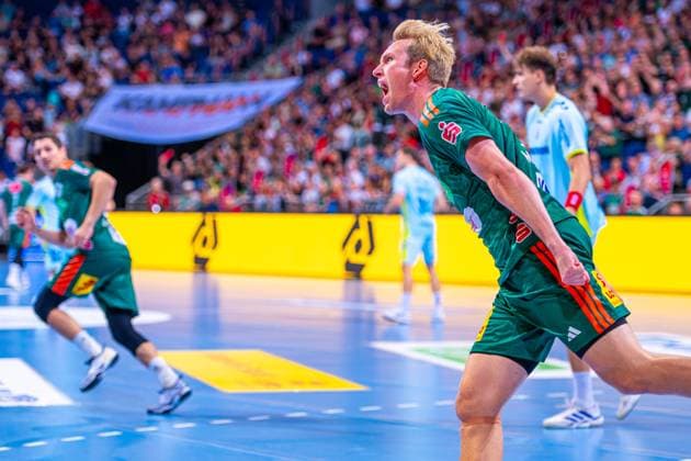 Marian Michalczik (TSV Hannover-Burgdorf, Nr. 22) (v.l.), TSV Hannover-Burgdorf (grün) gegen VfL Gummersbach (hellblau) am 1. Spieltag der Saison 2025 2026 in der DAIKIN Handball-Bundesliga (27.08.2025, ZAG Arena (Hannover, GER), Copyright: xJanxGuentherx xTSVxHannover-Burgdorfx