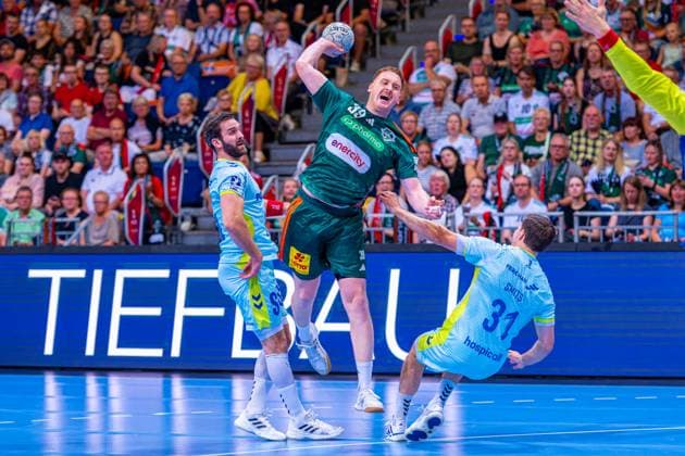 Lukas Stutzke (TSV Hannover-Burgdorf, Nr. 39) (v.l.), TSV Hannover-Burgdorf (grün) gegen VfL Gummersbach (hellblau) am 1. Spieltag der Saison 2025 2026 in der DAIKIN Handball-Bundesliga (27.08.2025, ZAG Arena (Hannover, GER), Copyright: xJanxGuentherx xTSVxHannover-Burgdorfx