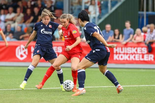 Enschede, Netherlands, August 27th 2025: Mina Kecman (23 Crvena Zvezda) battles for possession with Jill Roord (10 FC Twente) during the UEFA Womens Champions League Second Qualifying Round football game between FC Twente and Crvena Zvezda at Sportpark Schreurserve in Enschede, Netherlands. (Leiting Gao SPP) Copyright: xLeitingxGaox xSPPx spp-en-LeGaSp-LGext20250827-7621bsr