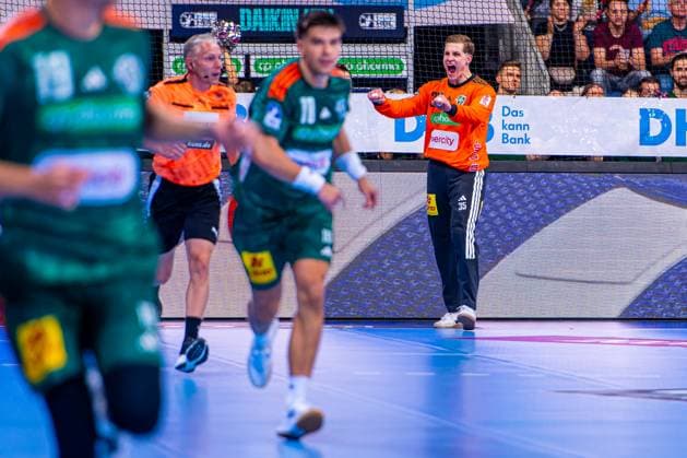 Joel Birlehm (TSV Hannover-Burgdorf, Nr. 35) (v.l.), TSV Hannover-Burgdorf (grün) gegen VfL Gummersbach (hellblau) am 1. Spieltag der Saison 2025 2026 in der DAIKIN Handball-Bundesliga (27.08.2025, ZAG Arena (Hannover, GER), Copyright: xJanxGuentherx xTSVxHannover-Burgdorfx