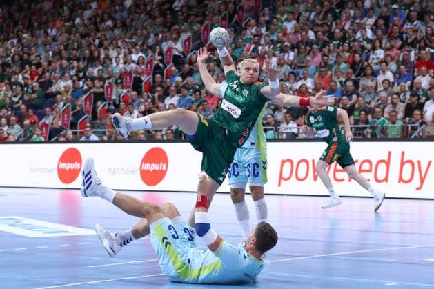 27.08.2025, xgox, Handball, Daikin HBL, TSV Hannover Burgdorf - VfL Gummersbach v.l. Justus Fischer (Hannover, 54) wirft Tor, Torschuetze, erzielt Tor, Treffer, scores the goal Hannover