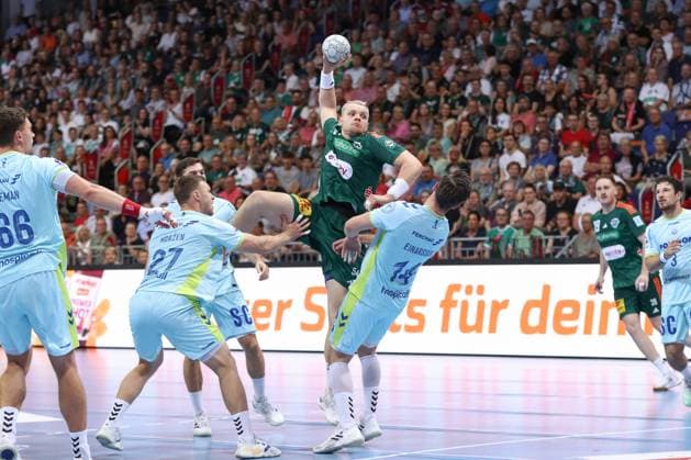 27.08.2025, xgox, Handball, Daikin HBL, TSV Hannover Burgdorf - VfL Gummersbach v.l. Justus Fischer (Hannover, 54) wirft Tor, Torschuetze, erzielt Tor, Treffer, scores the goal Hannover