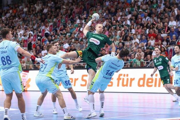 27.08.2025, xgox, Handball, Daikin HBL, TSV Hannover Burgdorf - VfL Gummersbach v.l. Justus Fischer (Hannover, 54) wirft Tor, Torschuetze, erzielt Tor, Treffer, scores the goal Hannover