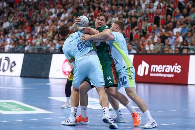 27.08.2025, xgox, Handball, Daikin HBL, TSV Hannover Burgdorf - VfL Gummersbach v.l. Stepan Zeman (Gummersbach, 66), Thomas Alfred Solstad (Hannover, 44), Kristjan Horzen (Gummersbach, 27) Zweikampf, Duell, Kampf, tackle Hannover