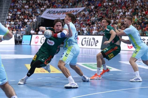 27.08.2025, xgox, Handball, Daikin HBL, TSV Hannover Burgdorf - VfL Gummersbach v.l. Leif Tissier (Hannover, 7), Stepan Zeman (Gummersbach, 66) Zweikampf, Duell, Kampf, tackle Hannover
