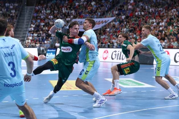 27.08.2025, xgox, Handball, Daikin HBL, TSV Hannover Burgdorf - VfL Gummersbach v.l. Leif Tissier (Hannover, 7), Stepan Zeman (Gummersbach, 66) Zweikampf, Duell, Kampf, tackle Hannover