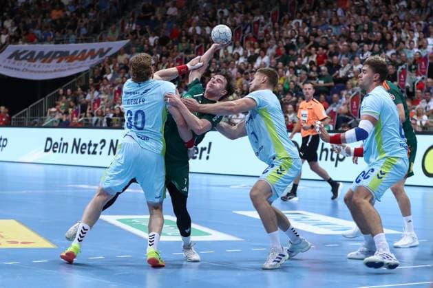 27.08.2025, xgox, Handball, Daikin HBL, TSV Hannover Burgdorf - VfL Gummersbach v.l. Tom Kiesler (Gummersbach, 30), Leif Tissier (Hannover, 7) Zweikampf, Duell, Kampf, tackle Hannover