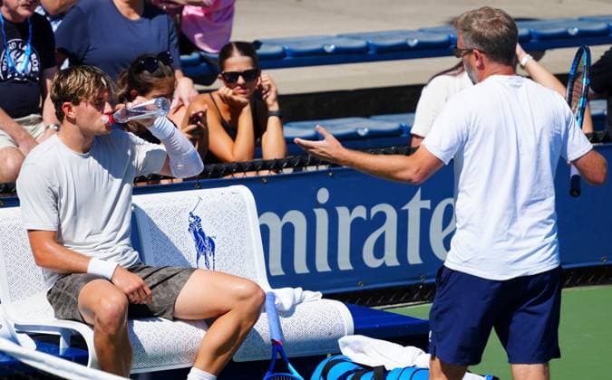 Jack Draper cuts a forlorn figure during practice today as he chats with coach James Trotman before announcing he was pulling out of the tournament with an arm injury 2025 US Open, Day Four, USTA Billie Jean King National Tennis Center, New York, USA - 27 Aug 2025New York USTA Billie Jean King National T New York (NY) United States of America  Copyright: xJavierxGarcia Shutterstockx 15457575y