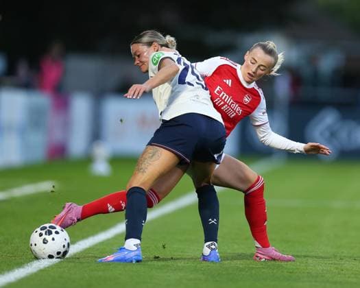 Borehamwood, England, August 27 2025: Verena Hanshaw (29 West Ham United) and Chloe Kelly (18 Arsenal) challenge for the ball during the Friendly game between Arsenal and West Ham United at Mangata Developments Stadium, Meadow Park in Borehamwood, England. (Photo by Jay Patel Sports Press Photo SPP) Copyright: xx Sportspressphoto_SPR17114