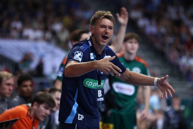 27.08.2025, xgox, Handball, Daikin HBL, TSV Hannover Burgdorf - VfL Gummersbach v.l. Christian Prokop (Hannover, Trainer) gibt Anweisungen, gestikuliert mit den Armen, gesticulate, gives instructions Hannover