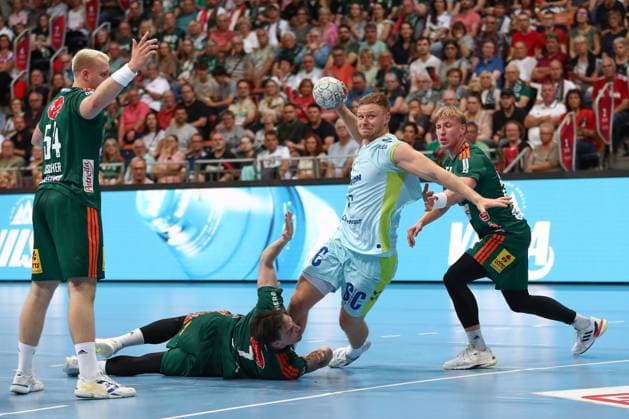 27.08.2025, xgox, Handball, Daikin HBL, TSV Hannover Burgdorf - VfL Gummersbach v.l. Leif Tissier (Hannover, 7), Kristjan Horzen (Gummersbach, 27) Zweikampf, Duell, Kampf, tackle wirft Tor, Torschuetze, erzielt Tor, Treffer, scores the goal Hannover