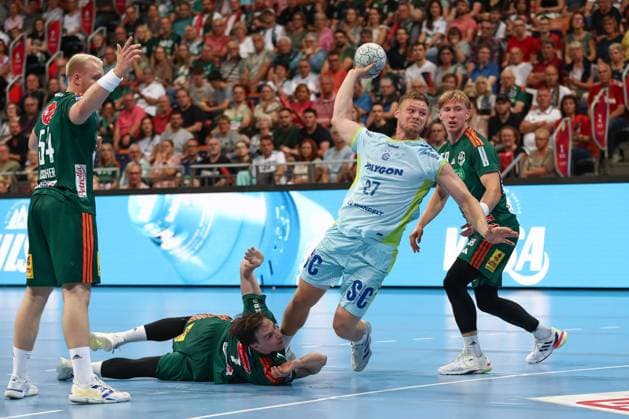 27.08.2025, xgox, Handball, Daikin HBL, TSV Hannover Burgdorf - VfL Gummersbach v.l. Leif Tissier (Hannover, 7), Kristjan Horzen (Gummersbach, 27) Zweikampf, Duell, Kampf, tackle wirft Tor, Torschuetze, erzielt Tor, Treffer, scores the goal Hannover