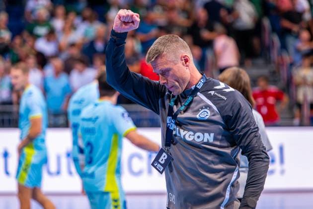 Gudjon Valur Sigurdsson (VfL Gummersbach, Trainer) (v.l.), TSV Hannover-Burgdorf (grün) gegen VfL Gummersbach (hellblau) am 1. Spieltag der Saison 2025 2026 in der DAIKIN Handball-Bundesliga (27.08.2025, ZAG Arena (Hannover, GER), Copyright: xJanxGuentherx xTSVxHannover-Burgdorfx