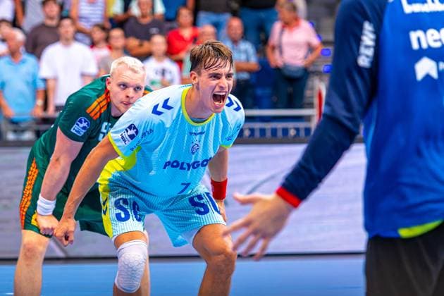 Julian Köster (VfL Gummersbach, Nr. 7) (v.l.), TSV Hannover-Burgdorf (grün) gegen VfL Gummersbach (hellblau) am 1. Spieltag der Saison 2025 2026 in der DAIKIN Handball-Bundesliga (27.08.2025, ZAG Arena (Hannover, GER), Copyright: xJanxGuentherx xTSVxHannover-Burgdorfx