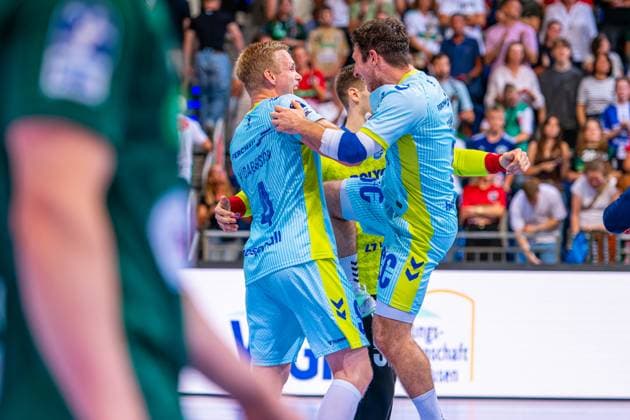 Ellidi Snaer Vidarsson (VfL Gummersbach, Nr. 4) Joao Gomes (VfL Gummersbach, Nr. 3) (v.l.), TSV Hannover-Burgdorf (grün) gegen VfL Gummersbach (hellblau) am 1. Spieltag der Saison 2025 2026 in der DAIKIN Handball-Bundesliga (27.08.2025, ZAG Arena (Hannover, GER), Copyright: xJanxGuentherx xTSVxHannover-Burgdorfx