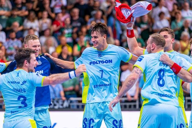 Julian Köster (VfL Gummersbach, Nr. 7) (v.l.), TSV Hannover-Burgdorf (grün) gegen VfL Gummersbach (hellblau) am 1. Spieltag der Saison 2025 2026 in der DAIKIN Handball-Bundesliga (27.08.2025, ZAG Arena (Hannover, GER), Copyright: xJanxGuentherx xTSVxHannover-Burgdorfx