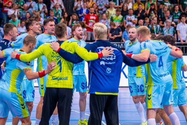(v.l.), TSV Hannover-Burgdorf (grün) gegen VfL Gummersbach (hellblau) am 1. Spieltag der Saison 2025 2026 in der DAIKIN Handball-Bundesliga (27.08.2025, ZAG Arena (Hannover, GER), Copyright: xJanxGuentherx xTSVxHannover-Burgdorfx