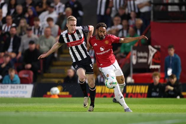 Harvey Rodgers of Grimsby Town and Matheus Cunha of Manchester United, ManU Grimsby Town v Manchester United, EFL Carabao Cup, Second Round, Football, Blundell Park, Grimsby, UK - 27 Aug 2025Grimsby Blundell Park United Kingdom EDITORIAL USE ONLY No use with unauthorised audio, video, data, fixture lists, club league logos or live services. Online in-match use limited to 120 images, no video emulation. No use in betting, games or single club league player publications. Copyright: xRyanxBrowne Shutterstockx 15457581ay