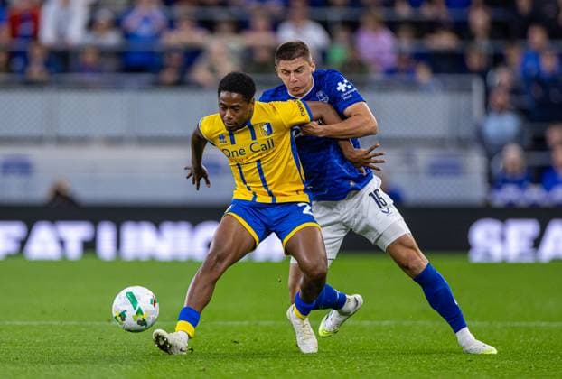 Football - Football League Cup - 2nd Round - Everton FC v Mansfield Town FC LIVERPOOL, ENGLAND - Wednesday, August 27, 2025: Everton s Vitaliy Mykolenko (R) challenges Mansfield Town s Nathan Moriah-Welsh during the Football League Cup 2nd Round match between Everton FC and Mansfield Town FC at Bramley-Moore Dock. (Photo by David Rawcliffe Propaganda) LIVERPOOL Bramley-Moore Dock MERSEYSIDE ENGLAND  Copyright: xDavidxRawcliffex P2025-08-27-Everton_Mansfield-15