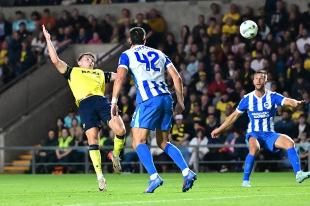 Oxford United v Brighton and Hove Albion EFL Cup 27 08 2025. Oxford United forward Mark Harris (9) heads the ball at goal during the EFL Cup match between Oxford United and Brighton and Hove Albion at the Kassam Stadium, Oxford, England on 27 August 2025. Oxford Kassam Stadium Oxfordshire England Editorial use only DataCo restrictions apply See www.football-dataco.com , Copyright: xDennisxGoodwinx PSI-22704-0015