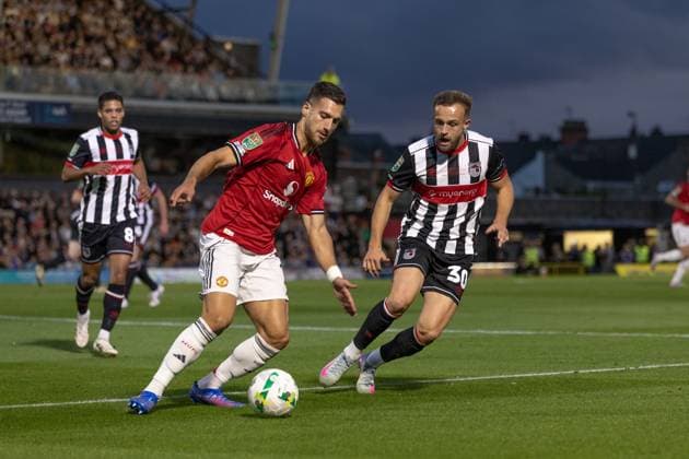 Grimsby Town FC v Manchester United, ManU EFL Cup 27 08 2025. Diogo Dalot of Manchester United and Charles Vernam of Grimsby Town during the EFL Cup match between Grimsby Town FC and Manchester United at Blundell Park, Grimsby, United Kingdom on 27 August 2025. Editorial use only DataCo restrictions apply See www.football-dataco.com , Copyright: xJezxTighex PSI-22699-0032
