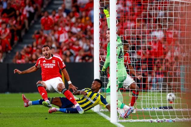 Vangelis Pavlidis of SL Benfica battles for the ball during the UEFA Champions League play-off second leg match between SL Benfica and Fenerbahce at Estadio da Luz on August 27, 2025 in Lisbon, Portugal. UEFA Champions League play-off 2nd Leg - SL Benfica vs Fenerbahce (Valter Gouveia SPP) Copyright: xValterxGouveia SPPx spp-en-VaGo-VG_L9826