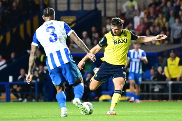 Oxford United v Brighton and Hove Albion EFL Cup 27 08 2025. Oxford United forward Mark Harris (9) takes a shot at goal under pressure from Brighton and Hove Albion defender Igor Julio during the EFL Cup match between Oxford United and Brighton and Hove Albion at the Kassam Stadium, Oxford, England on 27 August 2025. Oxford Kassam Stadium Oxfordshire England Editorial use only DataCo restrictions apply See www.football-dataco.com , Copyright: xDennisxGoodwinx PSI-22704-0018