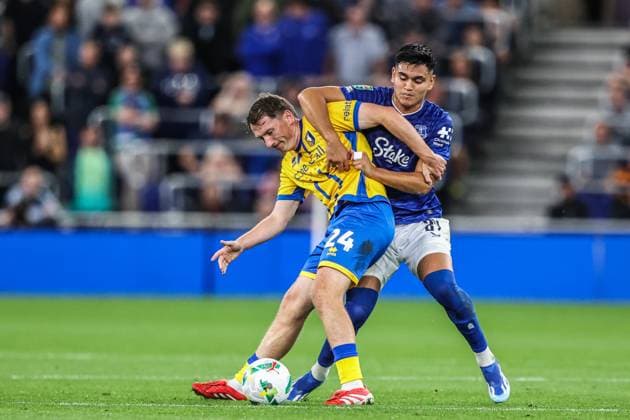 Carabao Cup Everton v Mansfield Town Regan Hendry of Mansfield Town is fouled by Carlos Alcaraz of Everton during the Carabao Cup match Everton vs Mansfield Town at Hill Dickinson Stadium, Liverpool, United Kingdom, 27th August 2025 (Photo by Alfie Cosgrove News Images) Liverpool Hill Dickinson Stadium Merseyside United Kingdom Copyright: xAlfiexCosgrove NewsxImagesx