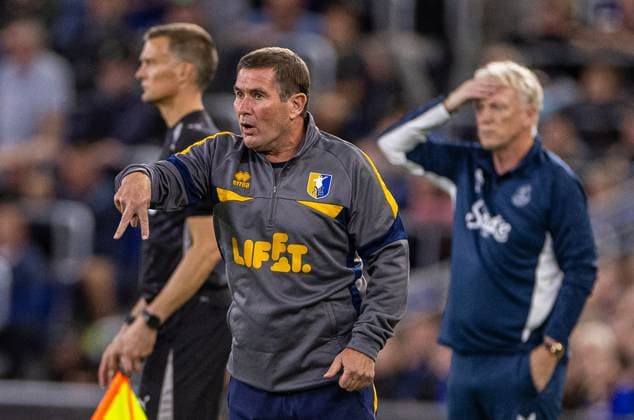 Football - Football League Cup - 2nd Round - Everton FC v Mansfield Town FC LIVERPOOL, ENGLAND - Wednesday, August 27, 2025: Mansfield Town s manager Nigel Clough during the Football League Cup 2nd Round match between Everton FC and Mansfield Town FC at Bramley-Moore Dock. (Photo by David Rawcliffe Propaganda) LIVERPOOL Bramley-Moore Dock MERSEYSIDE ENGLAND  Copyright: xDavidxRawcliffex P2025-08-27-Everton_Mansfield-37