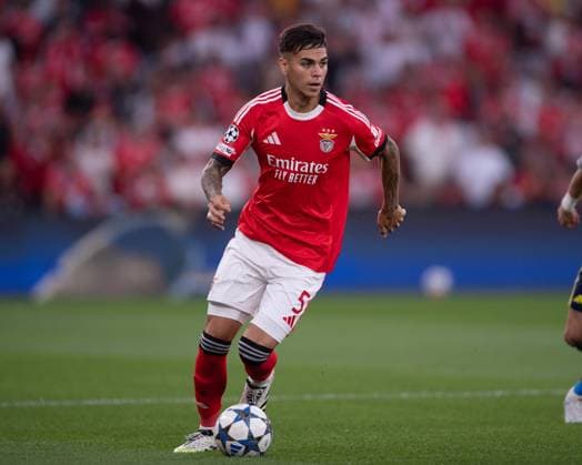 August 27, 2025, Lisboa, Lisboa, Portugal: ENZO BARRENECHEA from SL Benfica seen on action during the UEFA Champions League playoff match between SL Benfica and Fenerbahce SK at Estadio do Lisboa e Benfica on August 27, 2025 in Lisboa, Portugal. Lisboa Portugal - ZUMAl192 20250827_zsp_l192_035 Copyright: xMiguelxLemosx