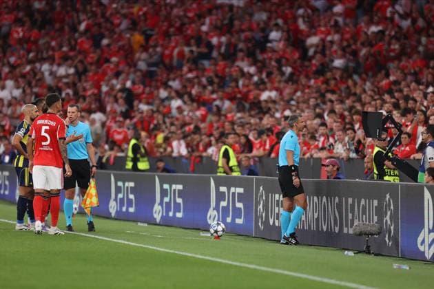 SL Benfica v Fenerbahce - Uefa Champions League Play Off 2a Mao Arbitro verifica golo durante a partida entre SL Benfica v Fenerbahce, valida pela Uefa Champions League Play Off 2a Mao no Estadio da Luz, Portugal (Foto de Diogo Faria Reis Avant Sports) Lisboa Estadio da Luz Portugal Copyright: xDiogoxFariaxReis AvantxSportsx