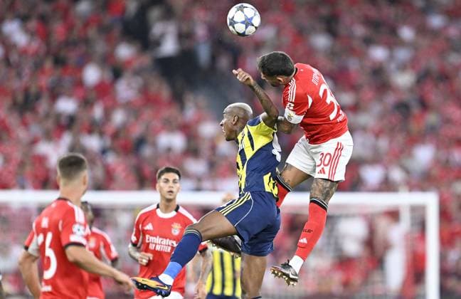 Benfica v Fenerbahce - UEFA Champions League LISBON, PORTUGAL - AUGUST 27: Anderson Talisca (2nd R) of Fenerbahce in action against Nicolas Otamendi (R) of Benfica during the UEFA Champions League play-off second leg match against Benfica at Estadio da Luz in Lisbon, Portugal, on August 27, 2025. Burak Akbulut Anadolu Lisbon Portugal. Editorial use only. Please get in touch for any other usage.  Copyright: x2025xAnadoluxBurakxAkbulutx