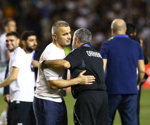 Qarabag celebrate Champions League qualification after victory over Ferencvaros in Baku UEFA Sampiyonlar Ligi play-off turu maçinda Macaristan’in Ferencváros takimiyla karsilasan Azerbaycan temsilcisi Karabag, rakibini eleyerek turnuvaya katilmaya hak kazandi. Maçin ardindan Karabagli oyuncular büyük sevinç yasadi ve bu anlari taraftarlarla paylasti.Teknik direktör Kurban Kurbanov da sevinç anlarina eslik etti ve tribünleri selamlayarak taraftarlara tesekkür etti. Resul Rehimov Anadolu Baku Azerbaijan. Editorial use only. Please get in touch for any other usage.  Copyright: x2025xAnadoluxResulxRehimovx