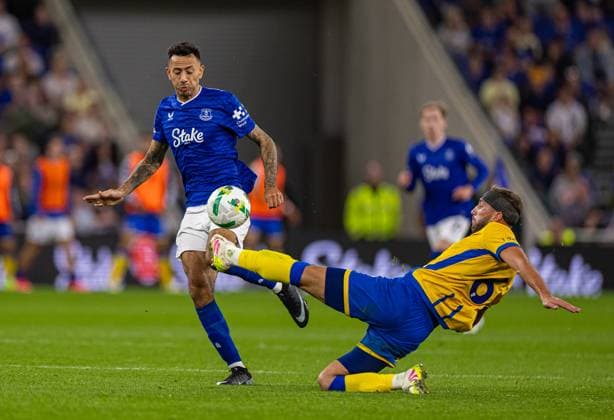 Football - Football League Cup - 2nd Round - Everton FC v Mansfield Town FC LIVERPOOL, ENGLAND - Wednesday, August 27, 2025: Everton s Dwight McNeil (L) is challenged by Mansfield Town s Baily Cargill during the Football League Cup 2nd Round match between Everton FC and Mansfield Town FC at Bramley-Moore Dock. (Photo by David Rawcliffe Propaganda) LIVERPOOL Bramley-Moore Dock MERSEYSIDE ENGLAND  Copyright: xDavidxRawcliffex P2025-08-27-Everton_Mansfield-61