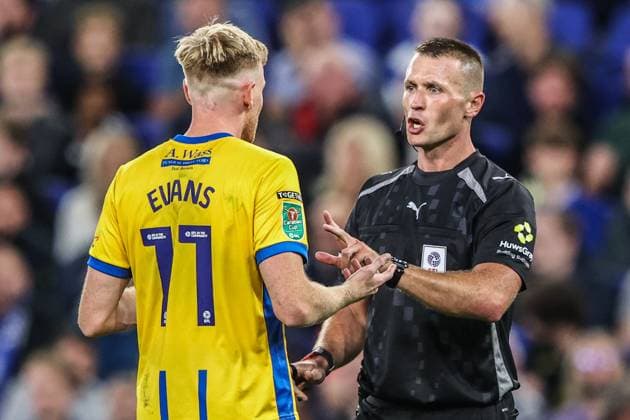 Carabao Cup Everton v Mansfield Town Will Evans of Mansfield Town appeals to referee Thomas Bramall during the Carabao Cup match Everton vs Mansfield Town at Hill Dickinson Stadium, Liverpool, United Kingdom, 27th August 2025 (Photo by Alfie Cosgrove News Images) Liverpool Hill Dickinson Stadium Merseyside United Kingdom Copyright: xAlfiexCosgrove NewsxImagesx
