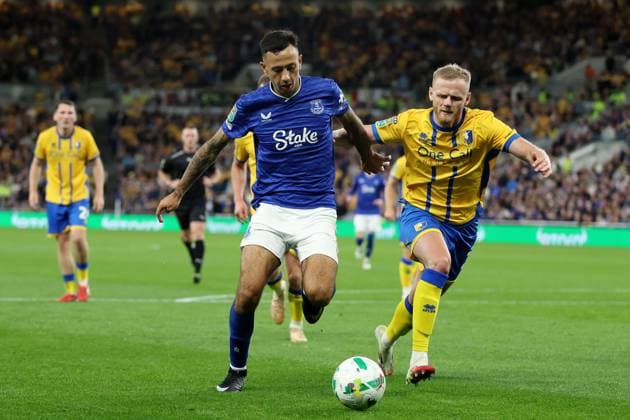 Dwight McNeil of Everton and Frazer Blake-Tracy of Mansfield Town Everton v Mansfield Town, EFL Carabao Cup, Second Round, Football, Hill Dickinson Stadium, Liverpool, UK - 27 Aug 2025Liverpool Hill Dickinson Stadium United Kingdom EDITORIAL USE ONLY No use with unauthorised audio, video, data, fixture lists, club league logos or live services. Online in-match use limited to 120 images, no video emulation. No use in betting, games or single club league player publications. Copyright: xPhilxBryan Shutterstockx 15457585ao