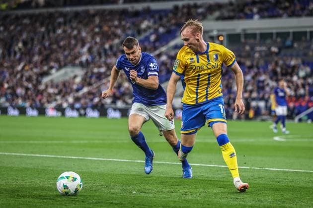 Carabao Cup Everton v Mansfield Town Max Dickov of Mansfield Town clears the ball under pressure from SÃ amus Coleman of Everton during the Carabao Cup match Everton vs Mansfield Town at Hill Dickinson Stadium, Liverpool, United Kingdom, 27th August 2025 (Photo by Alfie Cosgrove News Images) Liverpool Hill Dickinson Stadium Merseyside United Kingdom Copyright: xAlfiexCosgrove NewsxImagesx