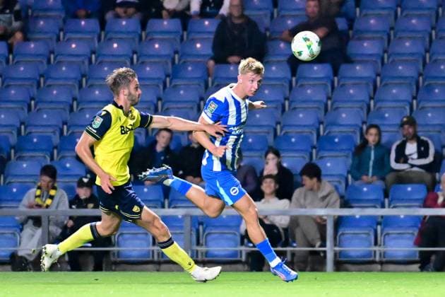 Oxford United v Brighton and Hove Albion EFL Cup 27 08 2025. Brighton and Hove Albion midfielder Tommy Watson sprints forward with the ball under pressure from Oxford United midfielder Brian de Keersmaecker (14) during the EFL Cup match between Oxford United and Brighton and Hove Albion at the Kassam Stadium, Oxford, England on 27 August 2025. Oxford Kassam Stadium Oxfordshire England Editorial use only DataCo restrictions apply See www.football-dataco.com , Copyright: xDennisxGoodwinx PSI-22704-0039