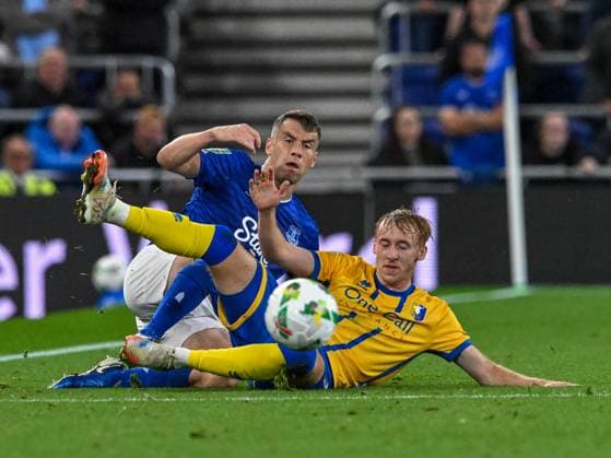 Everton v Mansfield Town Carabao Cup Max Dickov of Mansfield Town and SÃ amus Coleman of Everton during the Carabao Cup Second Round match at the Hill Dickson Stadium, Liverpool UK Newspapers OUT Copyright: xKarlxVallantinex FIL-22149-0037