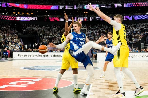 FIBA EuroBasket 2025: Schweden - Finnland; 27.08.2025 Melwin Pantzar (Schweden, 19), Lauri Markkanen (Finnland, 23) am Ball, Simon Birgander (Schweden, 35) FIBA EuroBasket 2025: Schweden - Finnland, Tampere, Nokia Arena am 27.08.2025 Copyright: xBEAUTIFULxSPORTS Wunderlx