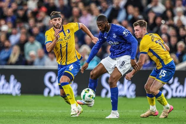 Carabao Cup Everton v Mansfield Town Baily Cargill of Mansfield Town and Beto of Everton battle for the ball during the Carabao Cup match Everton vs Mansfield Town at Hill Dickinson Stadium, Liverpool, United Kingdom, 27th August 2025 (Photo by Alfie Cosgrove News Images) Liverpool Hill Dickinson Stadium Merseyside United Kingdom Copyright: xAlfiexCosgrove NewsxImagesx