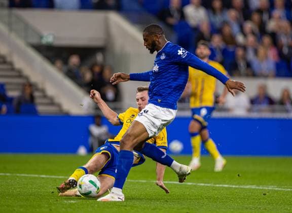Football - Football League Cup - 2nd Round - Everton FC v Mansfield Town FC LIVERPOOL, ENGLAND - Wednesday, August 27, 2025: Everton s Norberto Bercique Gomes Betuncal is denied a chance by Mansfield Town s Jamie McDonnell during the Football League Cup 2nd Round match between Everton FC and Mansfield Town FC at Bramley-Moore Dock. (Photo by David Rawcliffe Propaganda) LIVERPOOL Bramley-Moore Dock MERSEYSIDE ENGLAND  Copyright: xDavidxRawcliffex P2025-08-27-Everton_Mansfield-81
